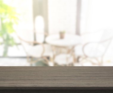 Arka plandaki Masa Üstü ve Bulanık Yemek Odası