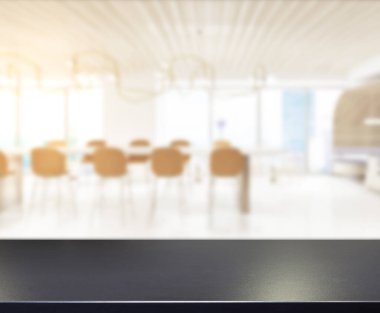 Arka plandaki Masa Üstü ve Bulanık Yemek Odası