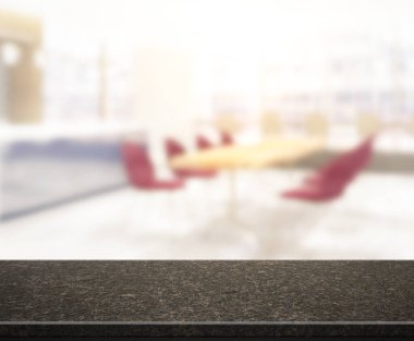 Arka plandaki Masa Üstü ve Bulanık Yemek Odası