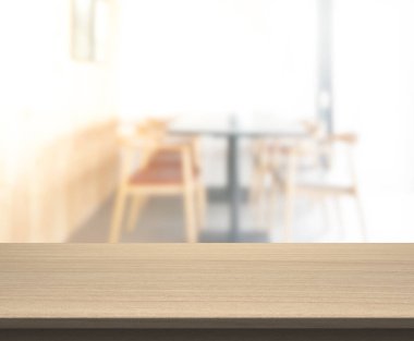 Arka plandaki Masa Üstü ve Bulanık Yemek Odası