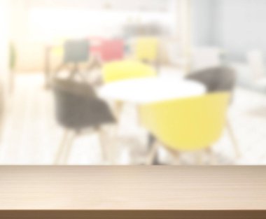 Arka plandaki Masa Üstü ve Bulanık Yemek Odası