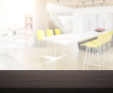 Arka plandaki Masa Üstü ve Bulanık Yemek Odası