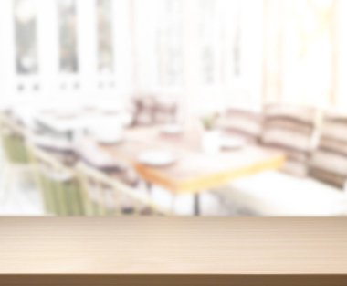 Arka plandaki Masa Üstü ve Bulanık Yemek Odası