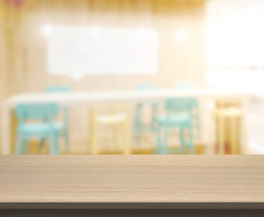 Arka plandaki Masa Üstü ve Bulanık Yemek Odası