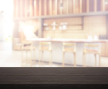 Arka plandaki Masa Üstü ve Bulanık Yemek Odası