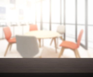 Arka plandaki Masa Üstü ve Bulanık Yemek Odası