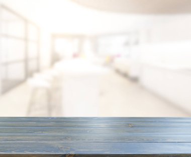 Arka plandaki Masa Üstü ve Bulanık Yemek Odası