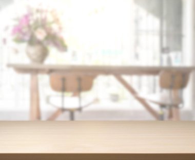 Arka plandaki Masa Üstü ve Bulanık Yemek Odası