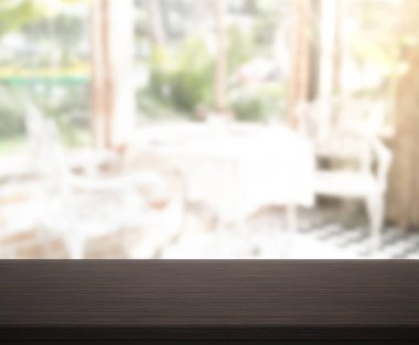 Arka planın Masa Üstü ve Bulanık Oturma Odası