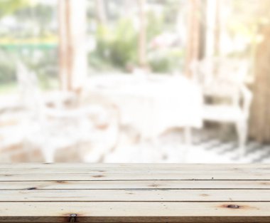 Arka planın Masa Üstü ve Bulanık Oturma Odası