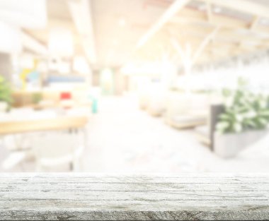 Arka plandaki masa üstü ve bulanık restoran