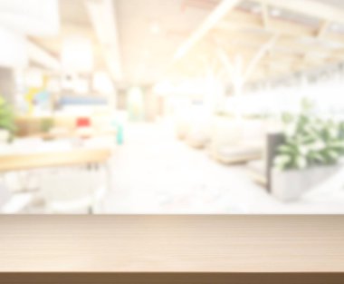 Arka plandaki masa üstü ve bulanık restoran