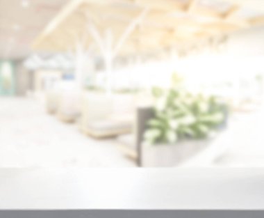 Arka plandaki masa üstü ve bulanık restoran