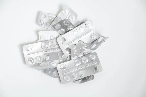 Gebrauchte Medikamente, gebrauchte Kapseln, gebrauchte Antibiotika-Verpackungen auf weißem Hintergrund, Nahaufnahme der leeren Verpackung — Stockfoto