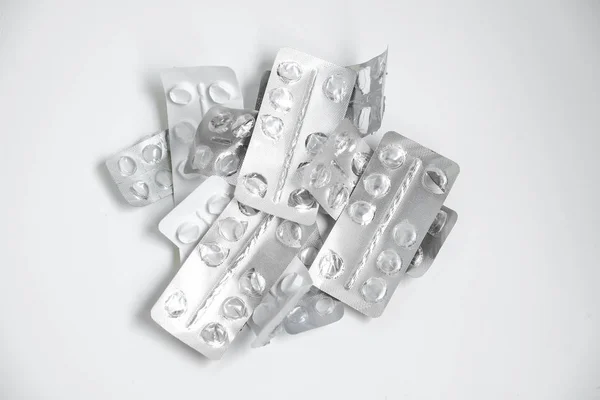 Gebrauchte Medikamente, gebrauchte Kapseln, gebrauchte Antibiotika-Verpackungen auf weißem Hintergrund, Nahaufnahme der leeren Verpackung — Stockfoto