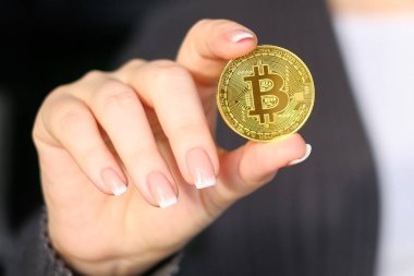 Altın bitcoin güzel bir kadının elinde. Bitcoin para konsepti. Kripto para biriminin sembolü.