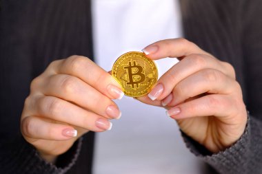 Altın bitcoin güzel bir kadının elinde. Bitcoin para konsepti. Kripto para biriminin sembolü.