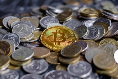 Altın bitcoin gerçek demir paranın arka planında. Bitcoin para konsepti. Kripto para biriminin sembolü.