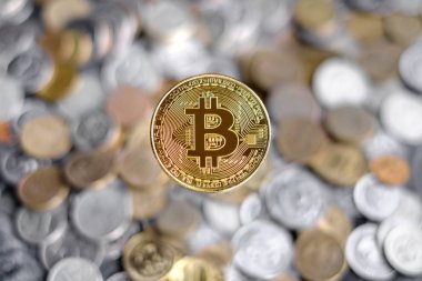 Altın bitcoin gerçek demir paranın arka planında. Bitcoin para konsepti. Kripto para biriminin sembolü.