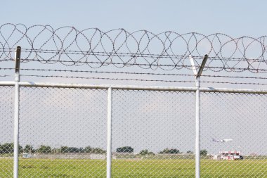 dikenli tel ile uçak