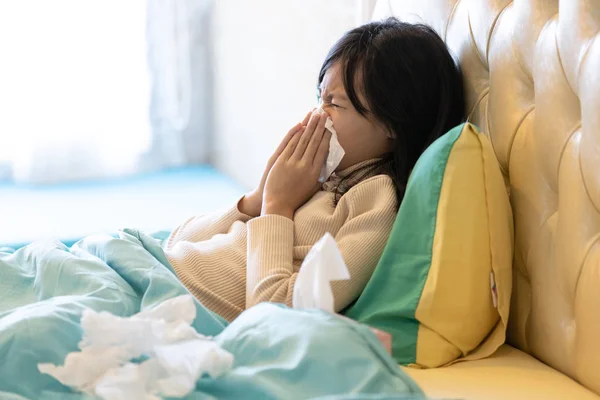 Kranke Mädchen haben eine Erkältung, pustet die Nase in Papiertaschentuch im Schlafzimmer, Grippe oder das Wetter ändert sich, asiatische weibliche Teenager niesen in ein Gewebe, Konzept der allergischen Rhinitis, Heuschnupfen, Gesundheitsversorgung — Stockfoto