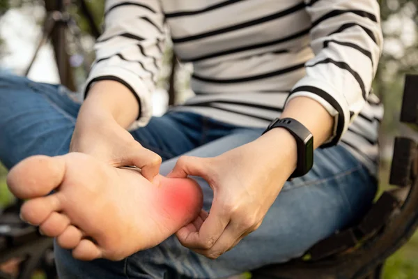 Fasceíte plantar, mulher jovem asiática segurando os pés e massagem com a mão sofrem de inflamação do tendão, pessoas do sexo feminino pé dolorido, dor no calcanhar, fadiga nas pernas, problema de saúde, conceito de fascite plantar — Fotografia de Stock