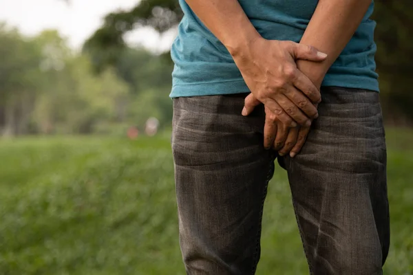 Asiático hombre paciente manos sosteniendo su entrepierna con problemas de próstata, se sienten picazón, dolor e hinchazón, hombres enfermos se aferra a un pene, vejiga con dolor o incontinencia urinaria, frecuencia urinaria, atención médica — Foto de Stock