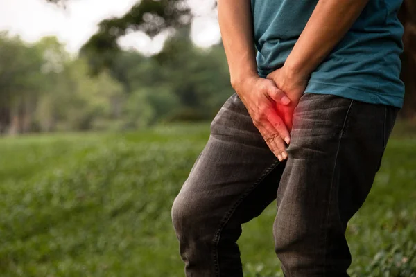 Asian man patient hands holding his crotch with prostate problems,feel itchy,sore and swollen,sick male people clings to a penis,bladder in pain or urinary incontinence,urinary frequency,health care — Stockfoto