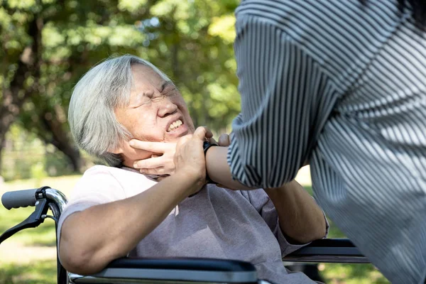 Asian senior mother were physically abused,angry daughter or female caregiver use hands to strangle old people neck and fight, hit, attack,physical abuse elderly alzheimer patient,family stop violence — 图库照片