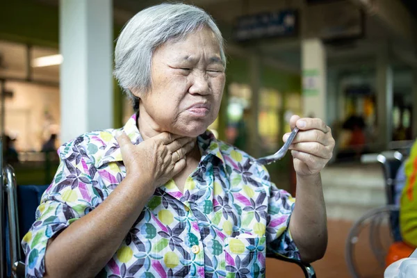 Mulher idosa asiática sofre de asfixia, comida entupida, pessoas idosas engasgando durante a alimentação, alimentos podem ficar presos na garganta e sufocar com dor grave lesão, problema de saúde, asfixia, sufocamento — Fotografia de Stock