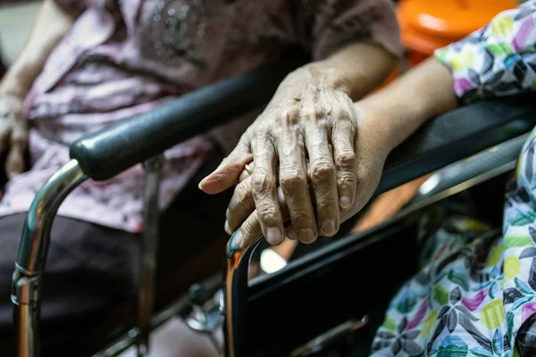 Personas mayores asiáticas y viejos amigos en silla de ruedas, con la mano para animarse mutuamente en tiempos de desánimo y desesperación, atención a los pacientes mayores, apoyo y compasión, amigo o verdadera amistad. — Foto de Stock