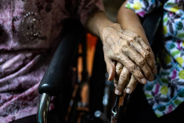 Aziatische ouderen en oude vrienden in een rolstoel, hand in hand om elkaar aan te moedigen in tijden van ontmoediging en wanhoop, ouderenzorg, steun, mededogen en begrip, vriend, ware vriendschap — Stockfoto