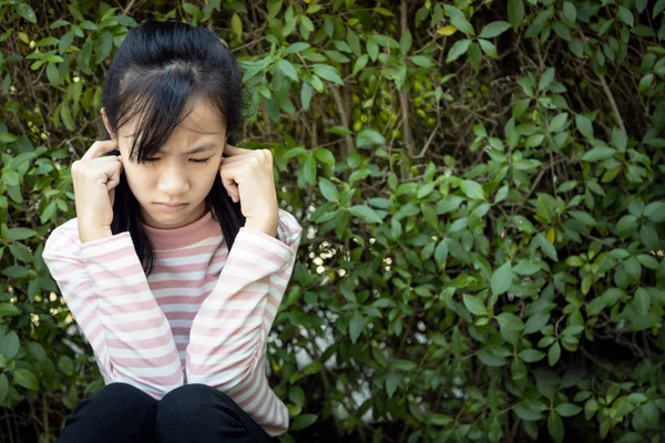 Zestresowana azjatycka dziewczynka zakrywająca uszy palcami z powodu głośnego hałasu, strachu przed hałasem, paniki, niepokoju kobiet z zaburzeniami psychicznymi, problemów zdrowotnych, Misophonia, koncepcja Acousticophobia — Zdjęcie stockowe