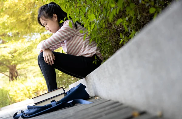 Depressziós ázsiai gyerek lány csalódott a vizsga az általános iskolában, női diák ül egyedül, szomorú iskolás lány úgy érzi, stresszes, ideges, tinédzser félt, hogy a szülők szemrehányást neki, életmód — Stock Fotó