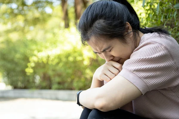 Asiatisk ung kvinna sitter ensam i parken, brustet hjärta förtvivlan, lider depression problem, känna sig ledsen, gråta, besviken, kvinnliga människor oroa stress tänka på livet, livsstil koncept — Stockfoto