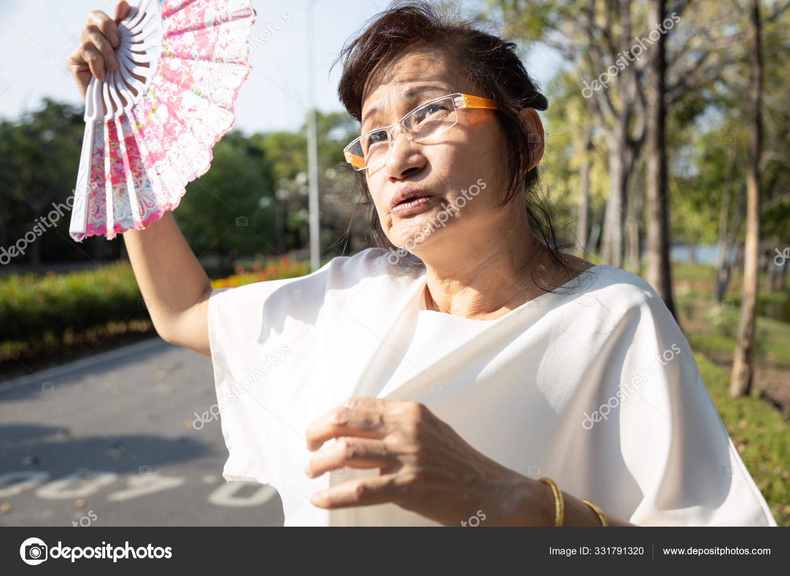 Asiatique femme âgée éventails et la sueur sur le visage souffrent ...