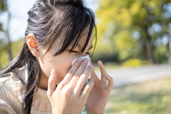 Chore Azji dziecko dziewczyna kichanie w a tkanka dmuchanie jej cieknące nos — Zdjęcie stockowe