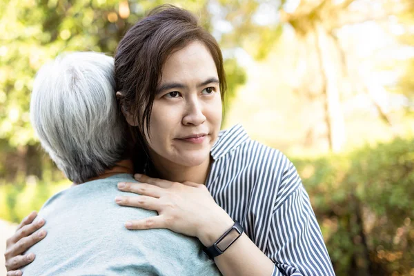 Femme asiatique faisant semblant de montrer de l'amour aux personnes âgées en embrassant, expression faciale, aidante naturelle pensant à la tromperie, femme âgée crédule est trompée ou à cause de sa confiance — Photo