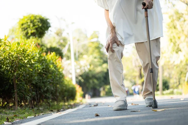 Azjatycka seniorka cierpi na tępy ból kolan, kolan — Zdjęcie stockowe