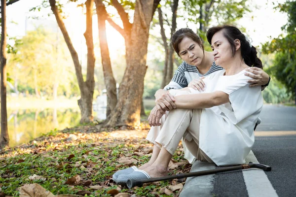 Anziani tristi con depressione, badante femminile asiatica o figlia confortante, cura, incoraggiare la madre, stanca donna anziana si sente stressato, frustrato, senza speranza, esausto per i suoi problemi di salute — Foto Stock