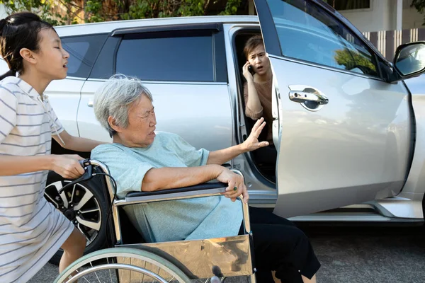 Азійські жінки люблять розмовляти по телефону, відкривати двері машини, стукати ногами літніх людей відчувають біль. — стокове фото