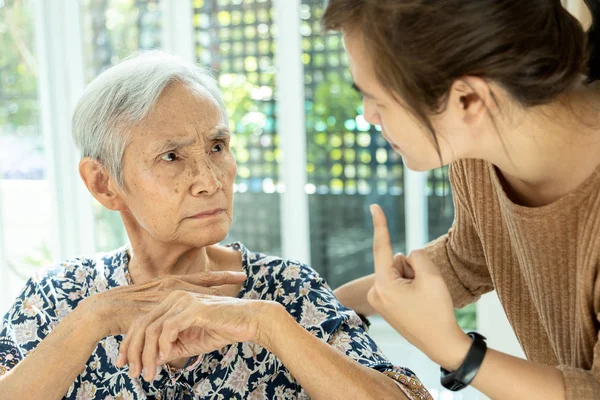 Mulher idosa asiática está confusa porque ela não consegue lembrar o rosto de sua família ou esquecer sua filha, perda de memória em pessoas idosas, pacientes do sexo feminino com deficiência cognitiva, alzheimer, demência — Fotografia de Stock