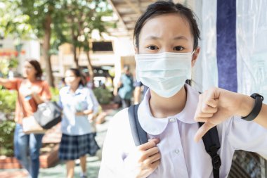 Asyalı kız öğrenci Corona virüs enfeksiyonu, toz, hava kirliliği, Pm2.5, virüsler, bakteri koruması, Wuhan coronavirus 2019-ncov