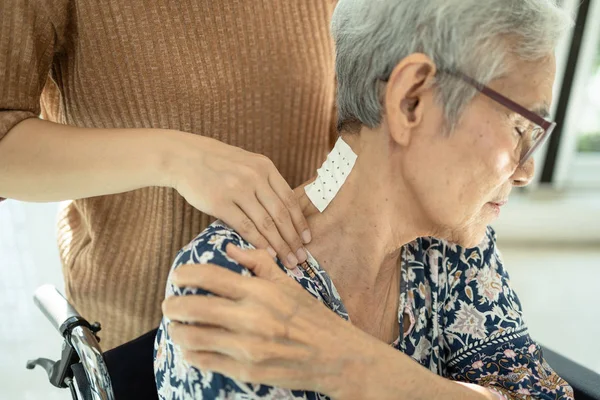 Asiatische Seniorin hat Nervenschmerzen, Schulterschmerzen, Nackenschmerzen, Pflegerin oder Tochter massiert ihre Schultern, frustrierte ältere Frau fühlt sich erschöpft, Nackenschmerzen, Muskelkater, Entzündungen — Stockfoto