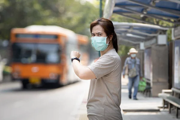 Femme asiatique portant un masque hygiénique pour prévenir de nouveaux virus, épidémie, propagation de maladies, Coronavirus, CoV-SRMO, maladies respiratoires, contamination de l'air, poussière, PM2.5, problèmes de pollution atmosphérique, soins de santé — Photo