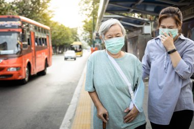 Asya 'nın kıdemli anne ve kızı, Corona virüsü enfeksiyonunu önlemek için sağlık maskesi takıyor, Wuhan Coronavirus 2019-ncov, Mers-Cov, sars, H1n1, hava kirliliği, sağlık hizmetleri, koruma konsepti