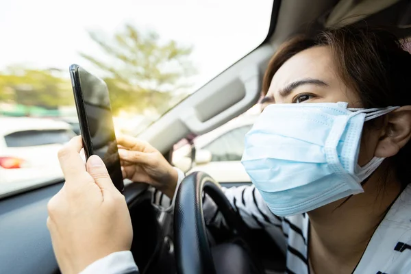 Asian woman wearing medical face mask of many layers,worried people check information or search for news from the phone about epidemic,spread of germ,Coronavirus,MERS-CoV,Wuhan coronavirus 2019-nCoV — 스톡 사진