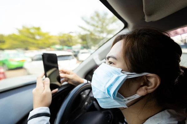 Anxiety asian woman with allergic rhinitis,severe dust allergy wearing protection face mask of many layers,check the amount of dust or search for news from the phone,worried about air pollution,PM2.5 — 스톡 사진