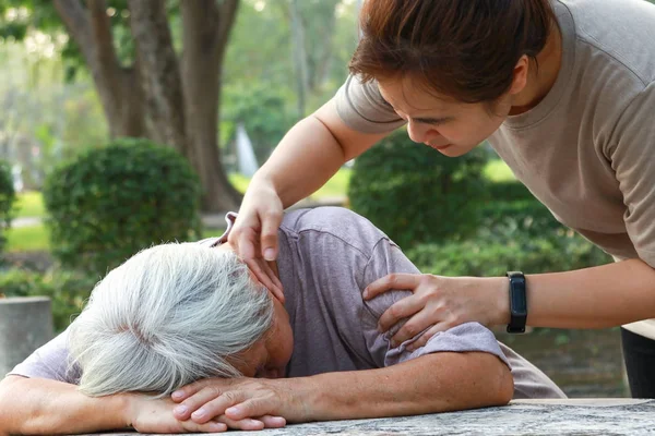 Malade asiatique femme âgée évanouie inconsciente à la table, chute face contre terre, patient âgé femme arrêter de respirer en raison d'une insuffisance cardiaque, arrêt cardiaque, arythmie sévère, syndrome de mort subite imprévue — Photo