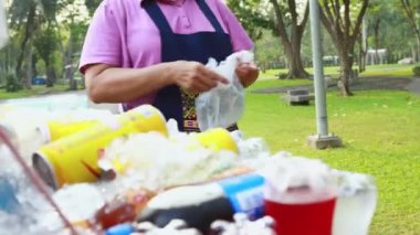 Asyalı genç bir kadın reddediyor ve plastik poşet kullanımını azaltmaya çalışıyor. Plastik kirliliği önleme kampanyası. Kadın sokak satıcısının plastik torbalarına hayır demek.